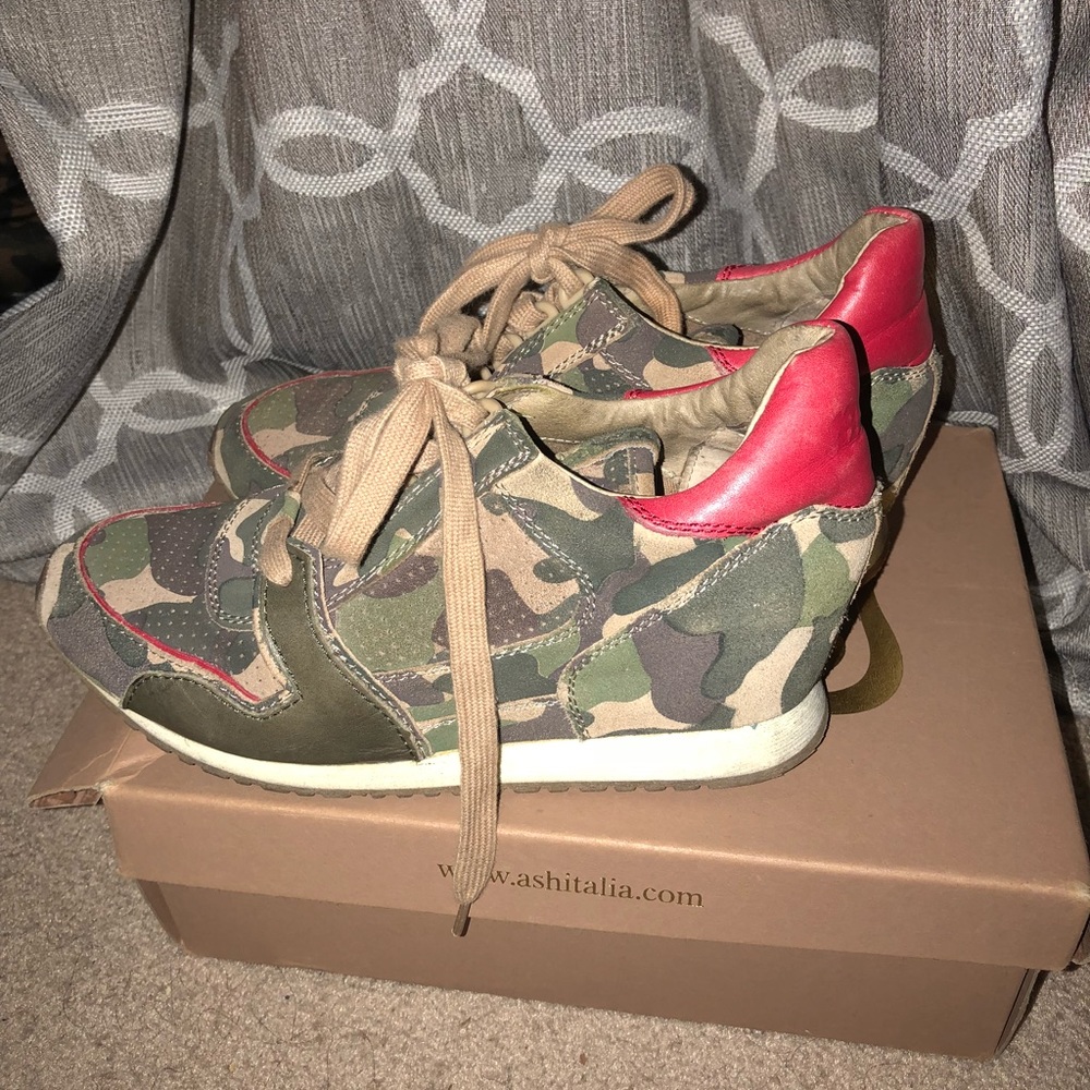 Wedge sneaker